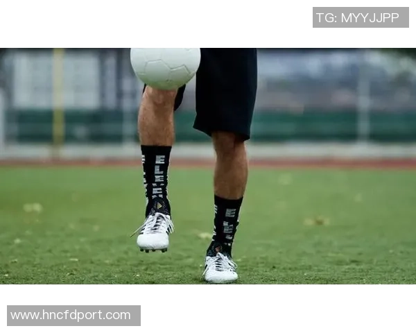 墙上贴足球明星标志打造个性空间让家居充满运动气息与热情活力