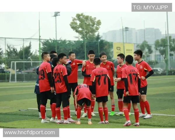 足球明星时尚穿搭解析展现球场外的独特魅力与个性风格 足球明星时尚穿搭解析展现球场外的独特魅力与个性风格